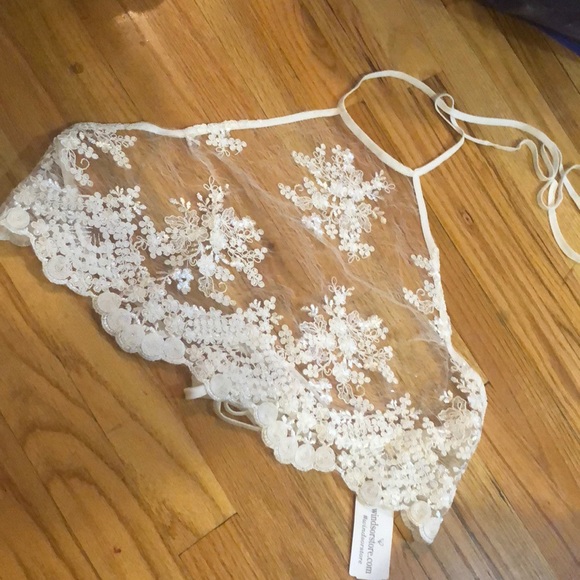 Windsor Tops - 💋NWT sheer halter crop top!!!💋